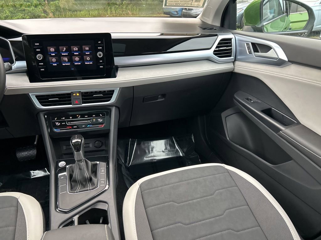 Certified 2025 Volkswagen Taos SE w/ Panoramic Sunroof Package image 11
