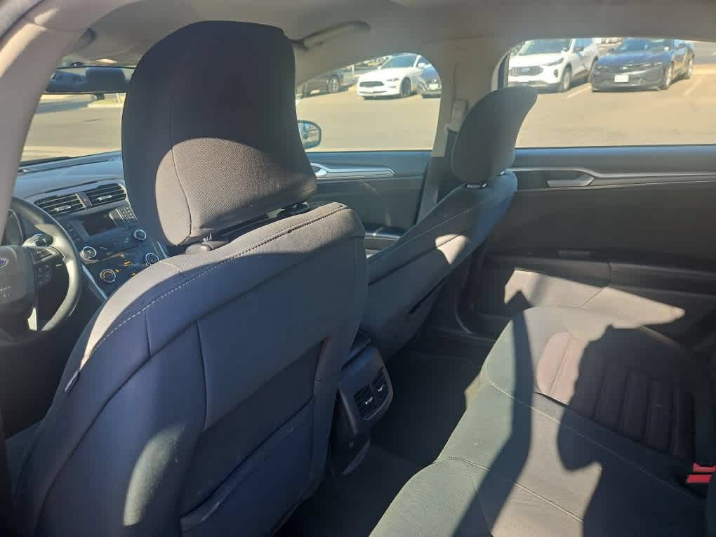 Used 2017 Ford Fusion SE FWD image 11
