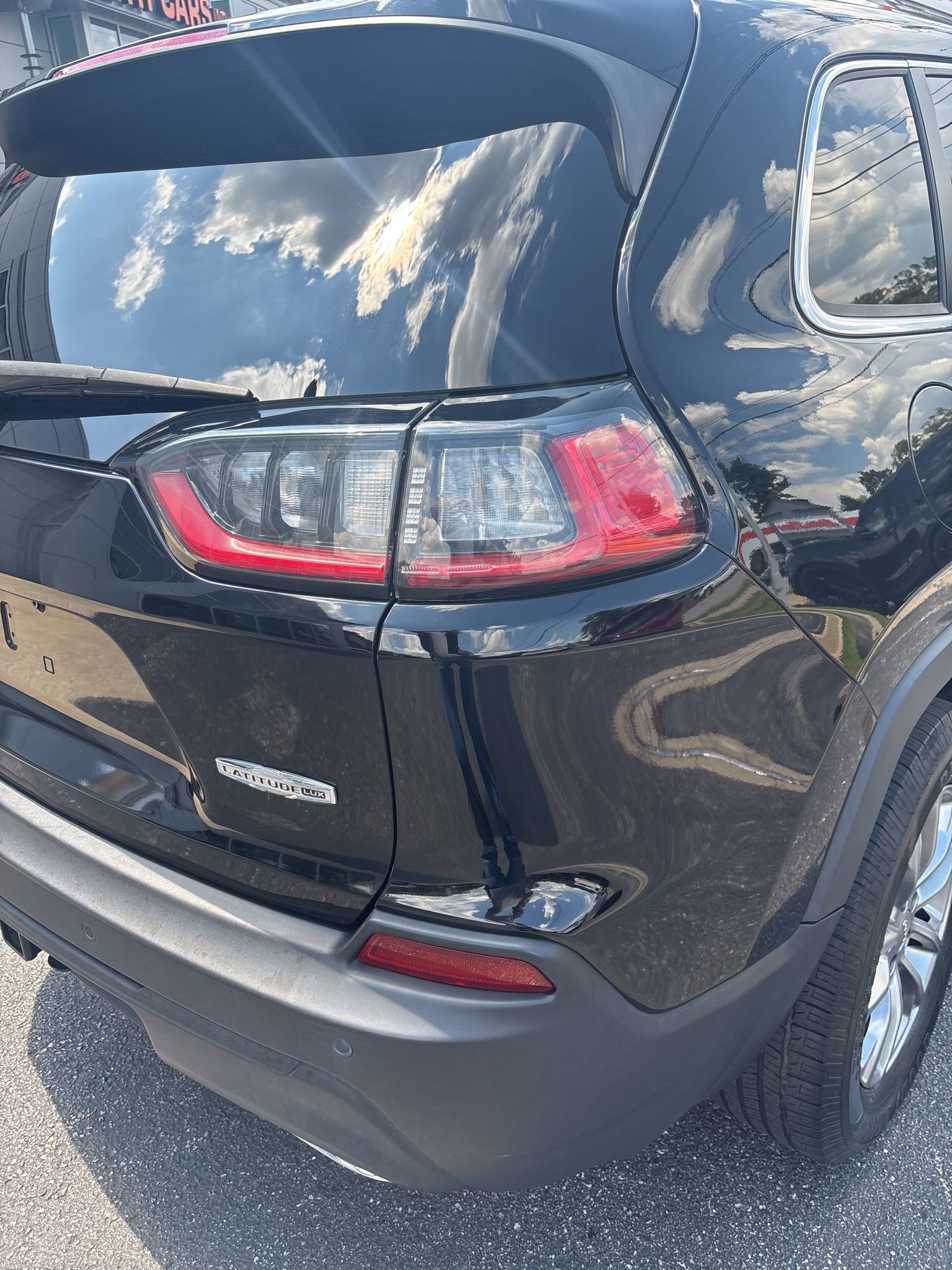 Used 2021 Jeep Cherokee Latitude Lux w/ Comfort/Convenience Group image 3