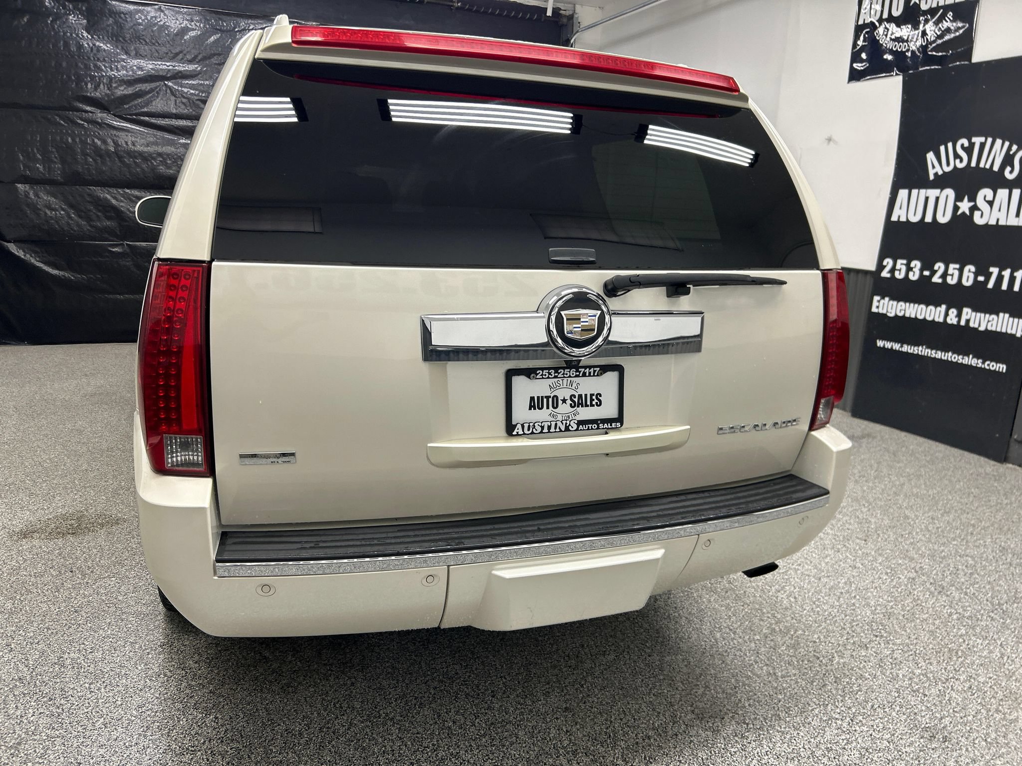 Used 2010 Cadillac Escalade ESV Premium AWD/4WD image 5