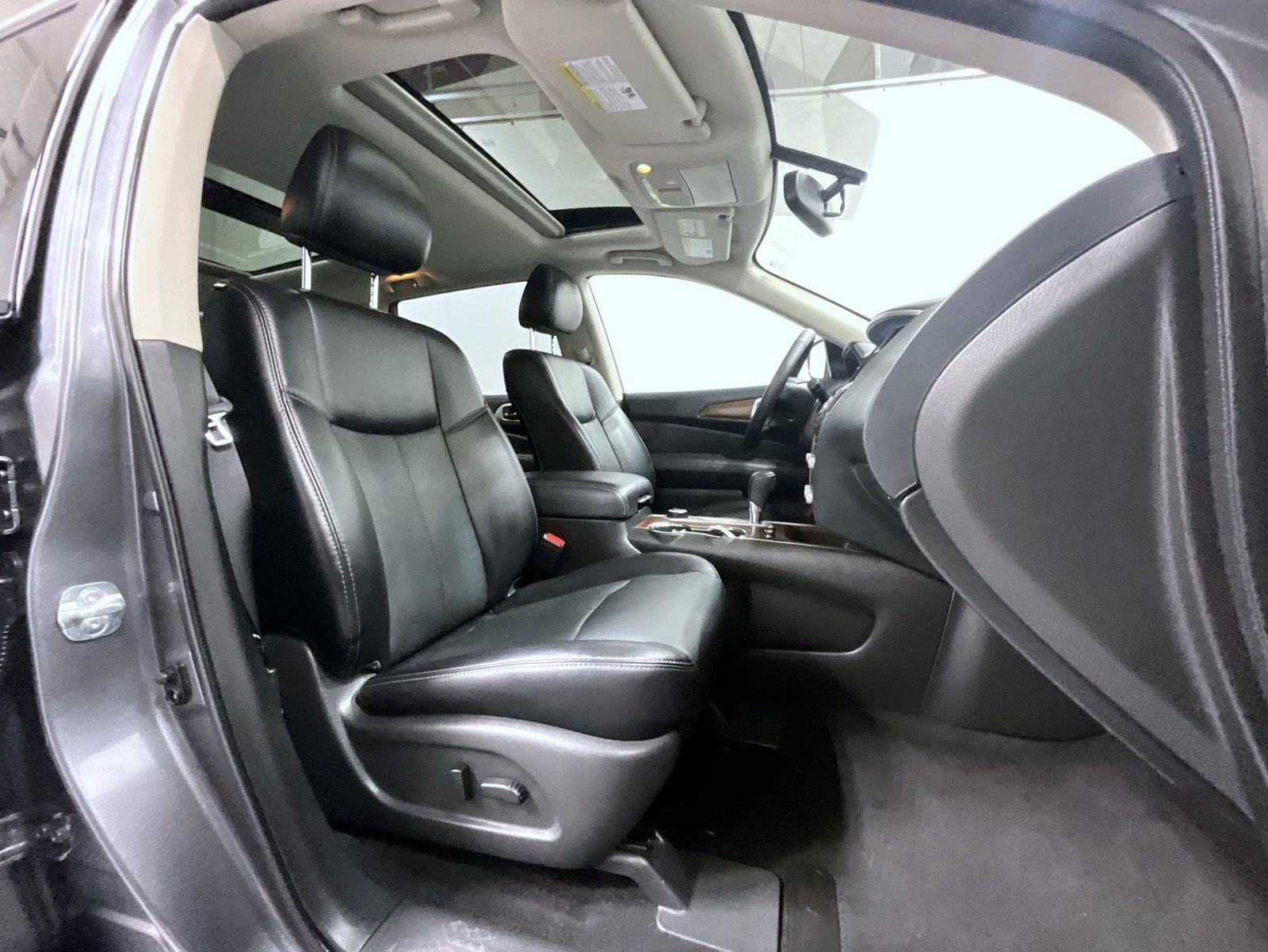 Used 2020 Nissan Pathfinder Platinum image 16