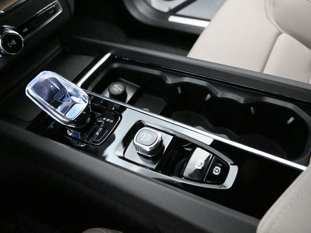 New 2026 Volvo XC60 B5 Plus w/ Protection Package Premier image 24