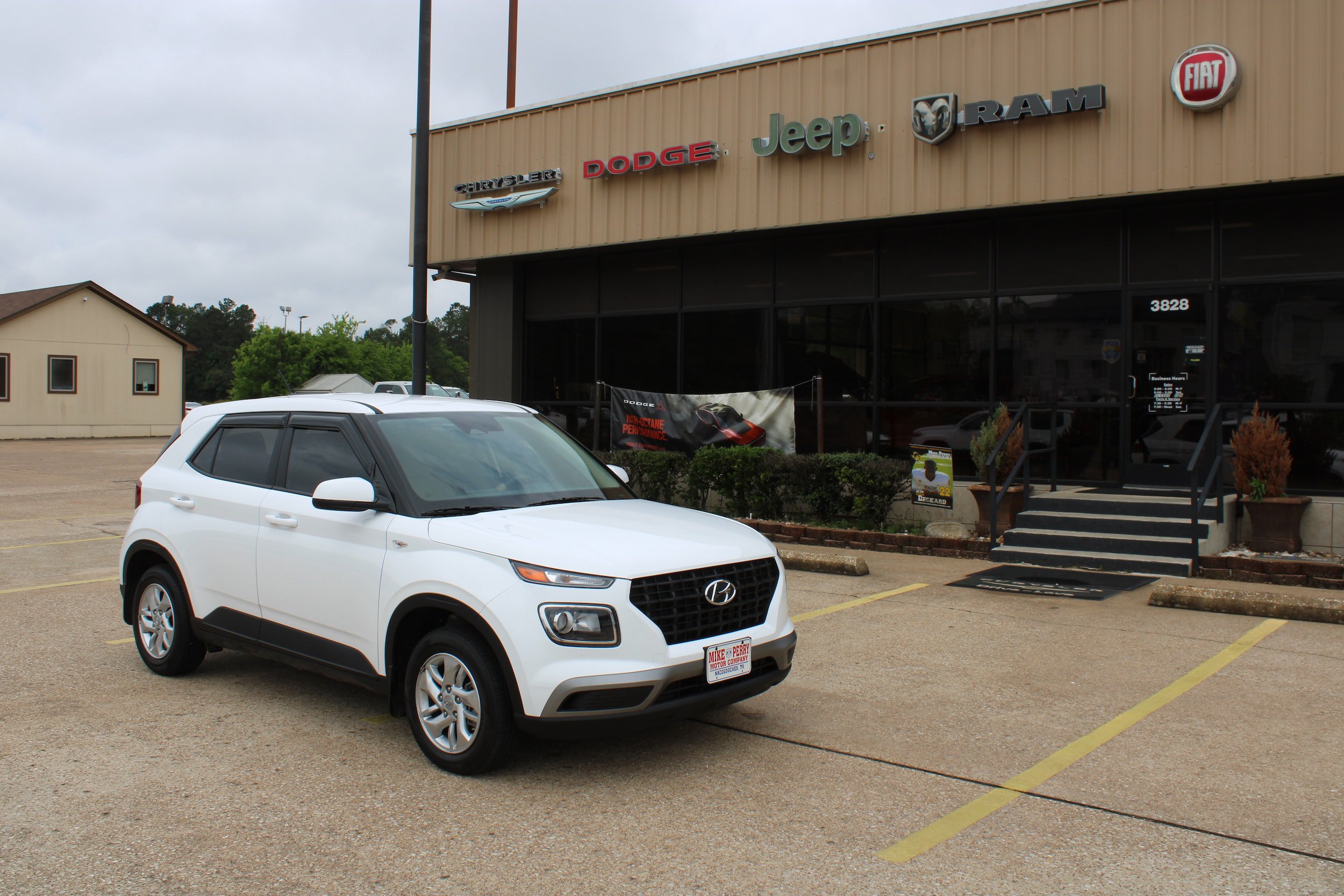Used 2025 Hyundai Venue SE FWD image 4