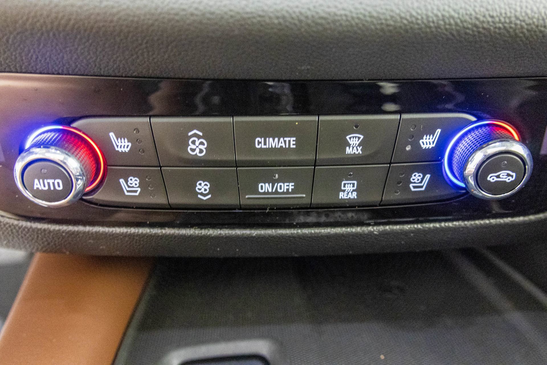 Used 2018 Buick Enclave Avenir w/ Avenir Technology Package image 32