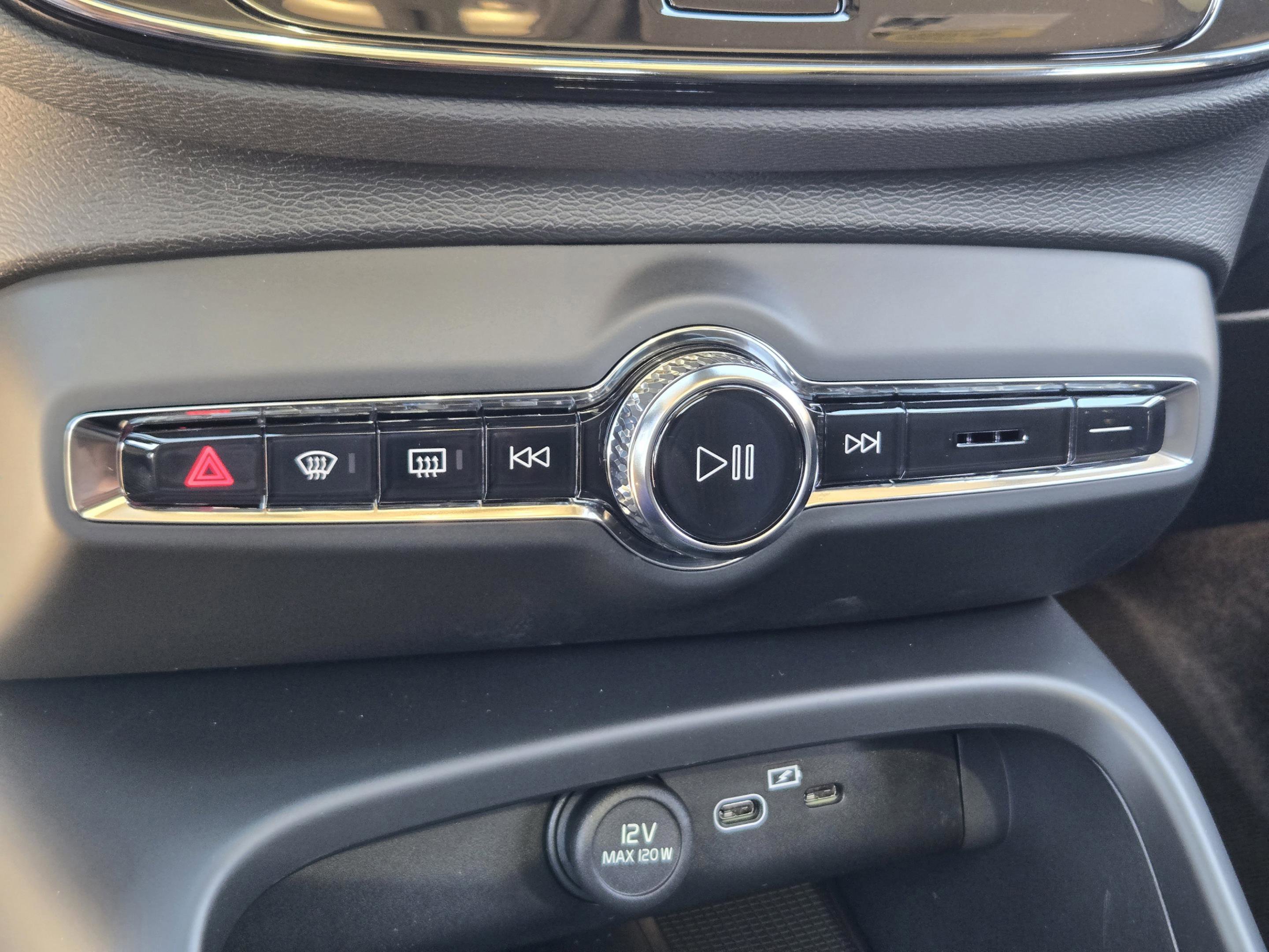 New 2026 Volvo XC40 B4 Core w/ Climate Package FWD image 17