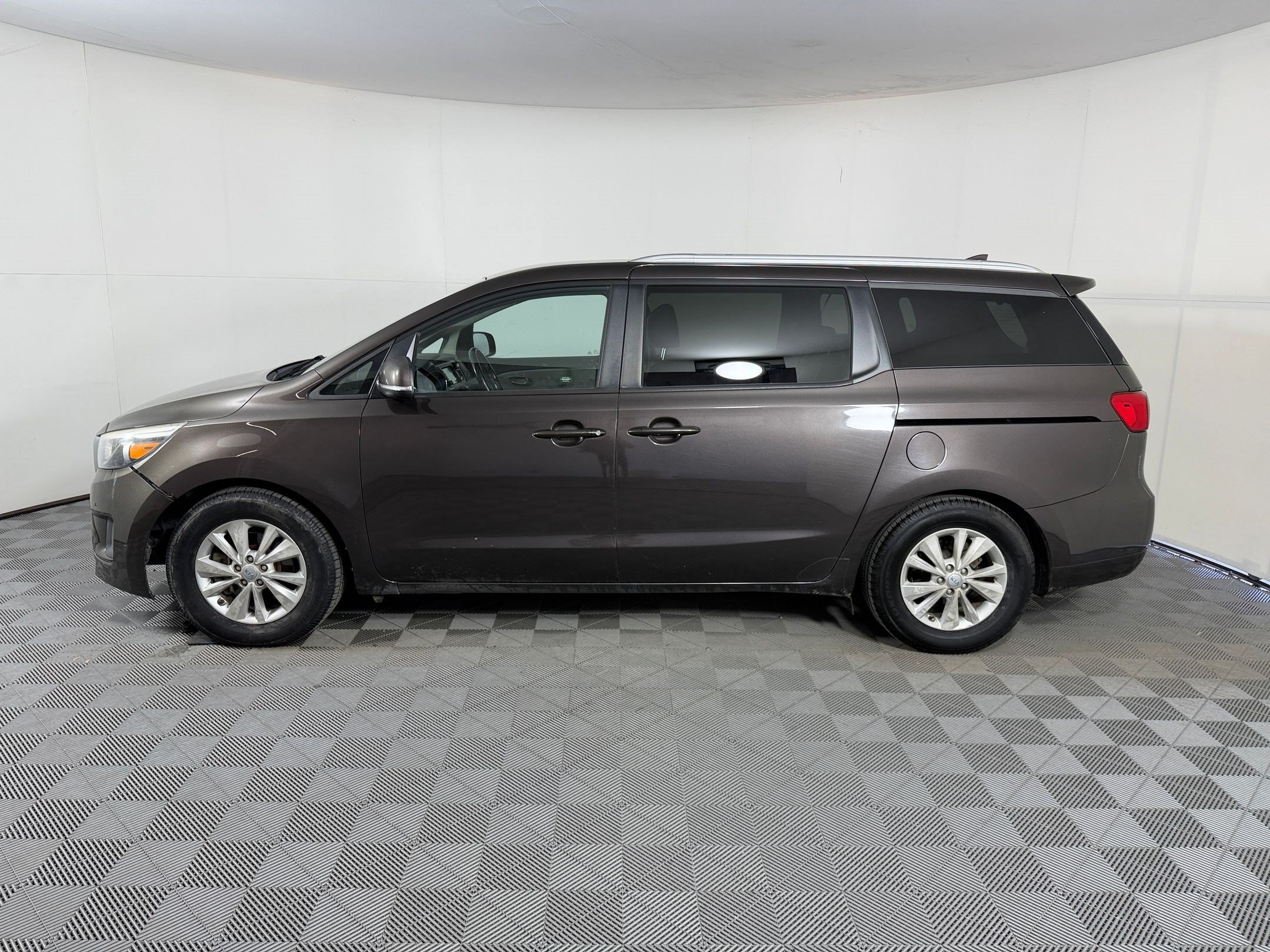 Used 2017 Kia Sedona LX w/ LX Essentials Premium Package FWD image 2