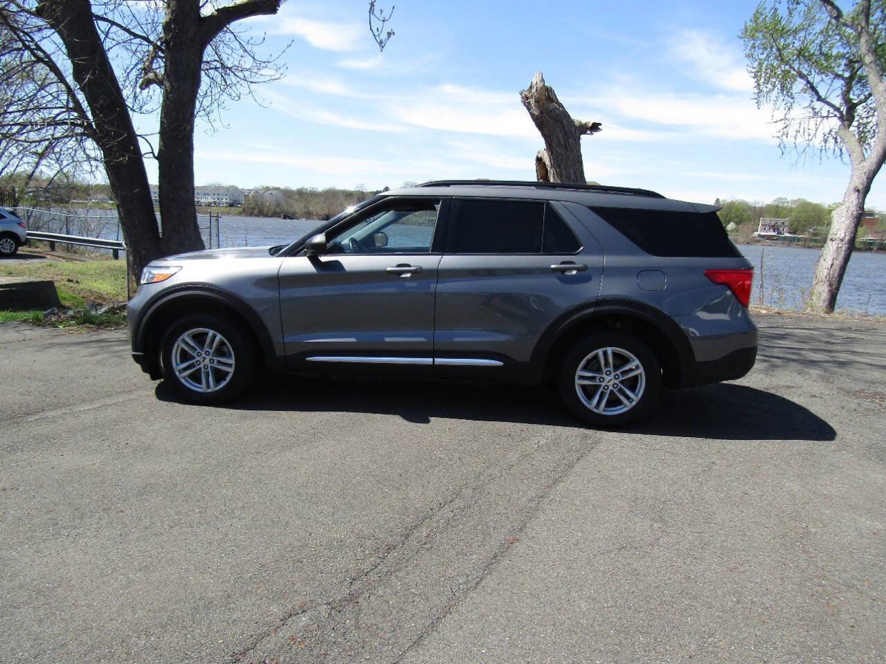 Used 2022 Ford Explorer XLT AWD/4WD image 4