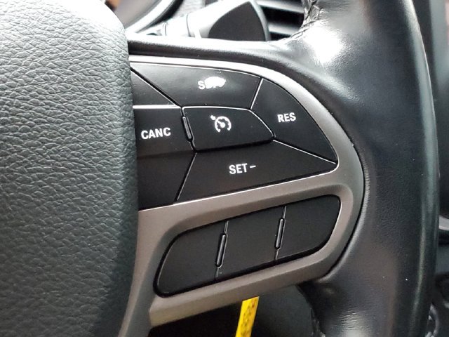 Used 2020 Jeep Cherokee Latitude w/ Cold Weather Group AWD/4WD image 18