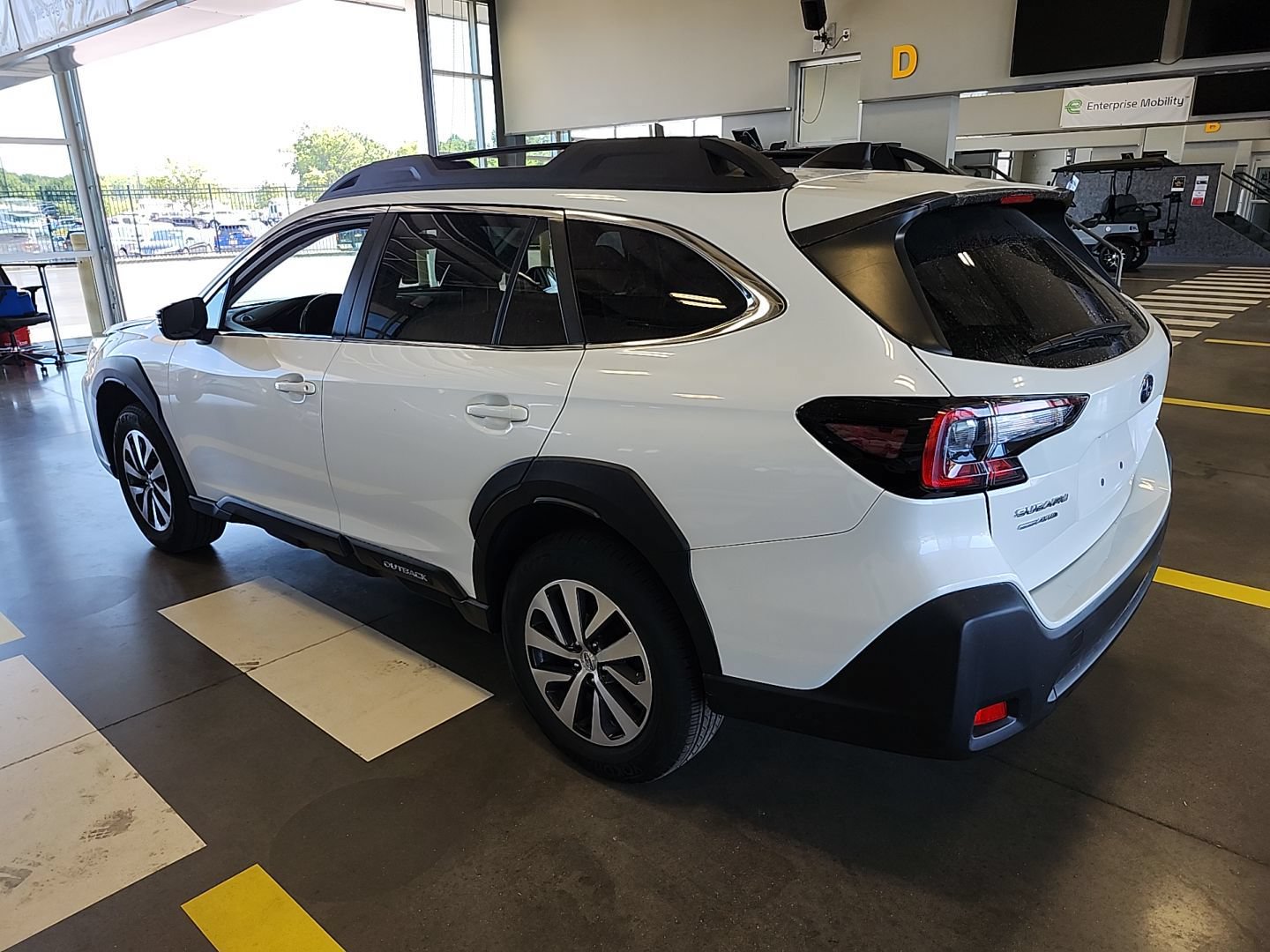 Used 2023 Subaru Outback Premium AWD/4WD image 2