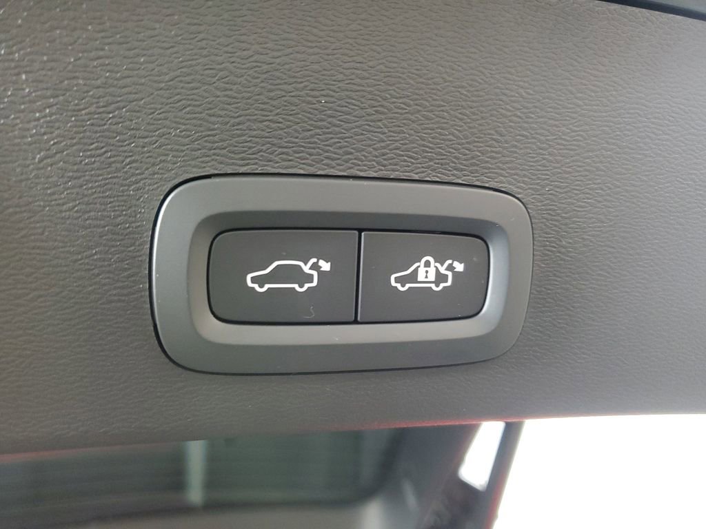 Certified 2025 Volvo XC40 B5 Plus image 12