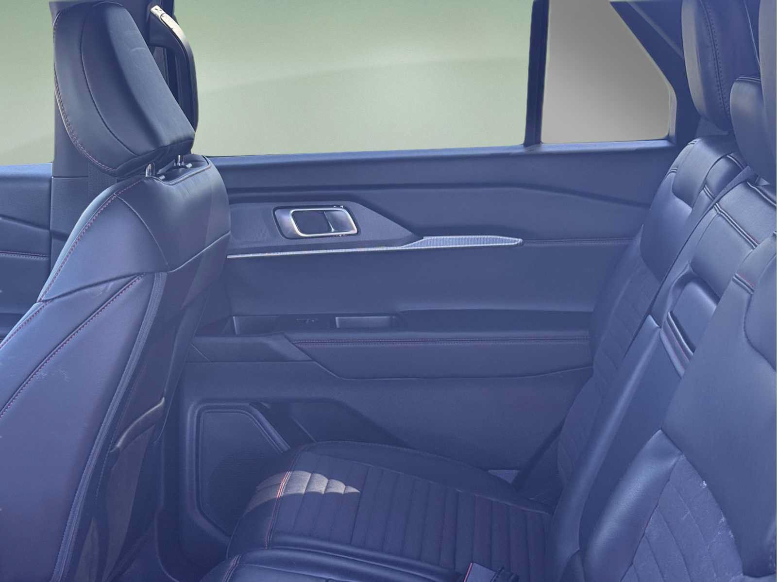 Used 2025 Ford Explorer ST-Line w/ ST-Line Street Pack AWD/4WD image 15