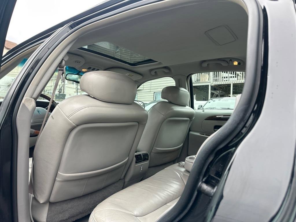 Used 2002 Lincoln Town Car Cartier RWD image 23