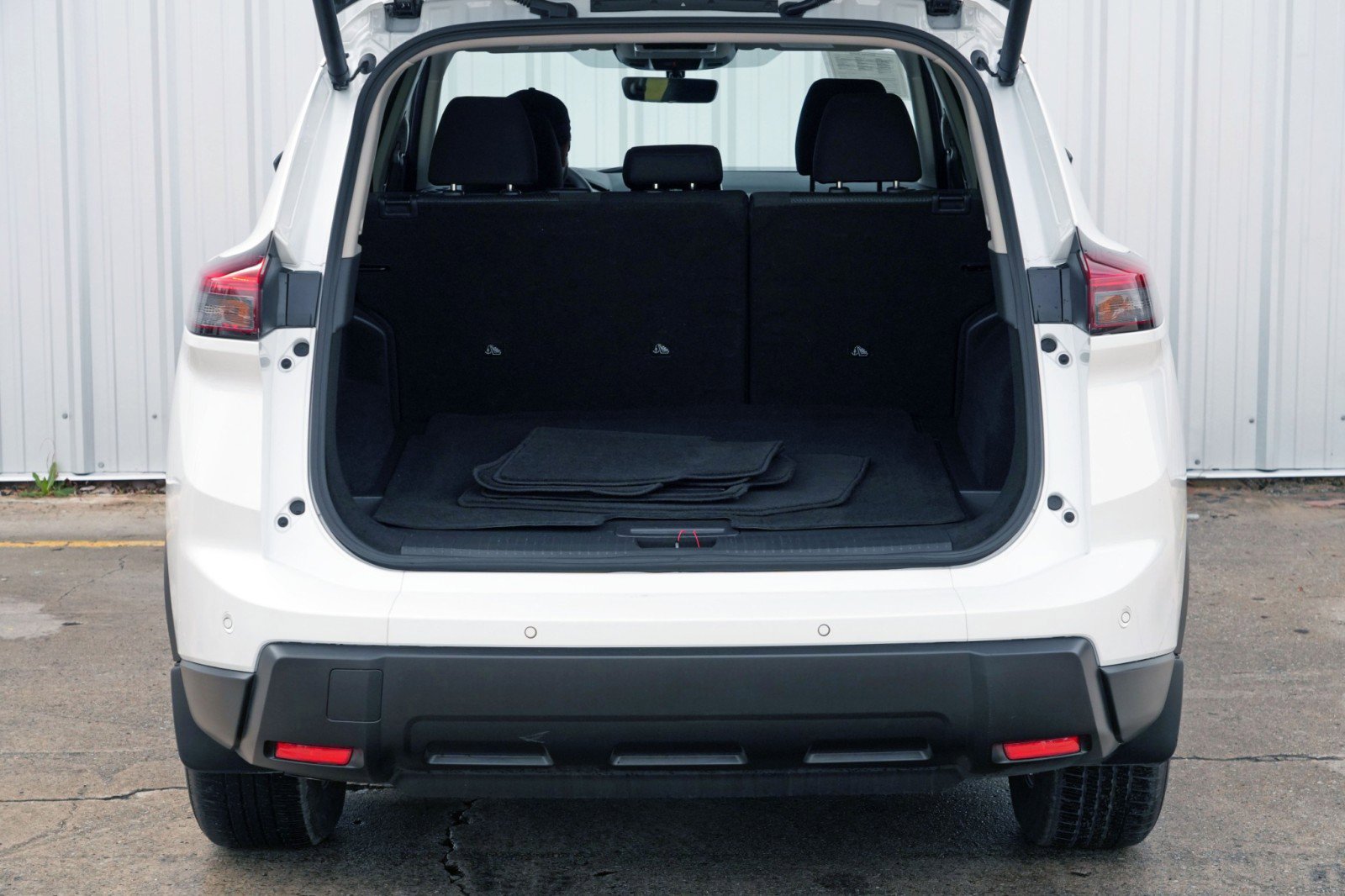 Used 2024 Nissan Rogue SV image 9