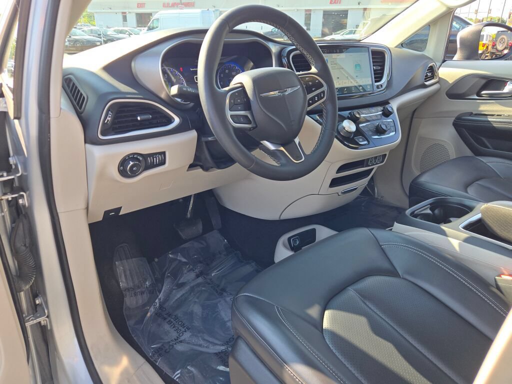 Used 2023 Chrysler Pacifica Touring-L FWD image 27