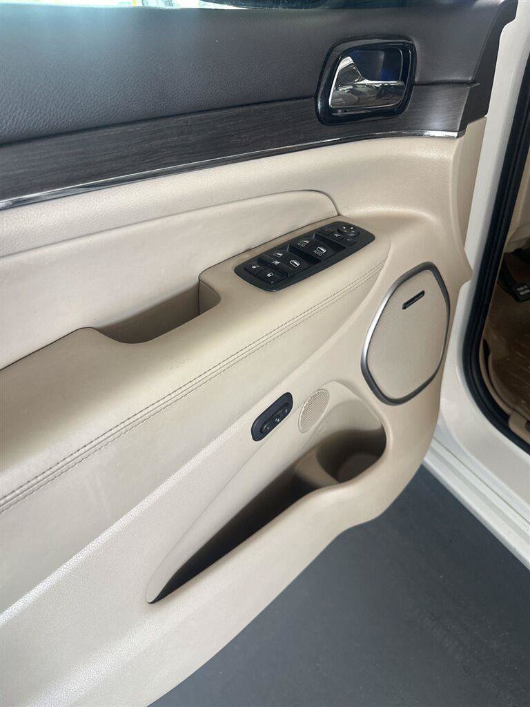 Used 2020 Jeep Grand Cherokee Overland AWD/4WD image 10