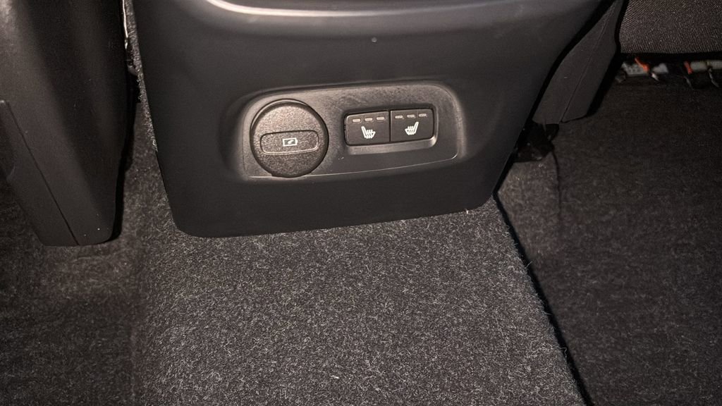 Certified 2023 Volvo XC40 B5 Plus w/ Driver Assist Package image 7