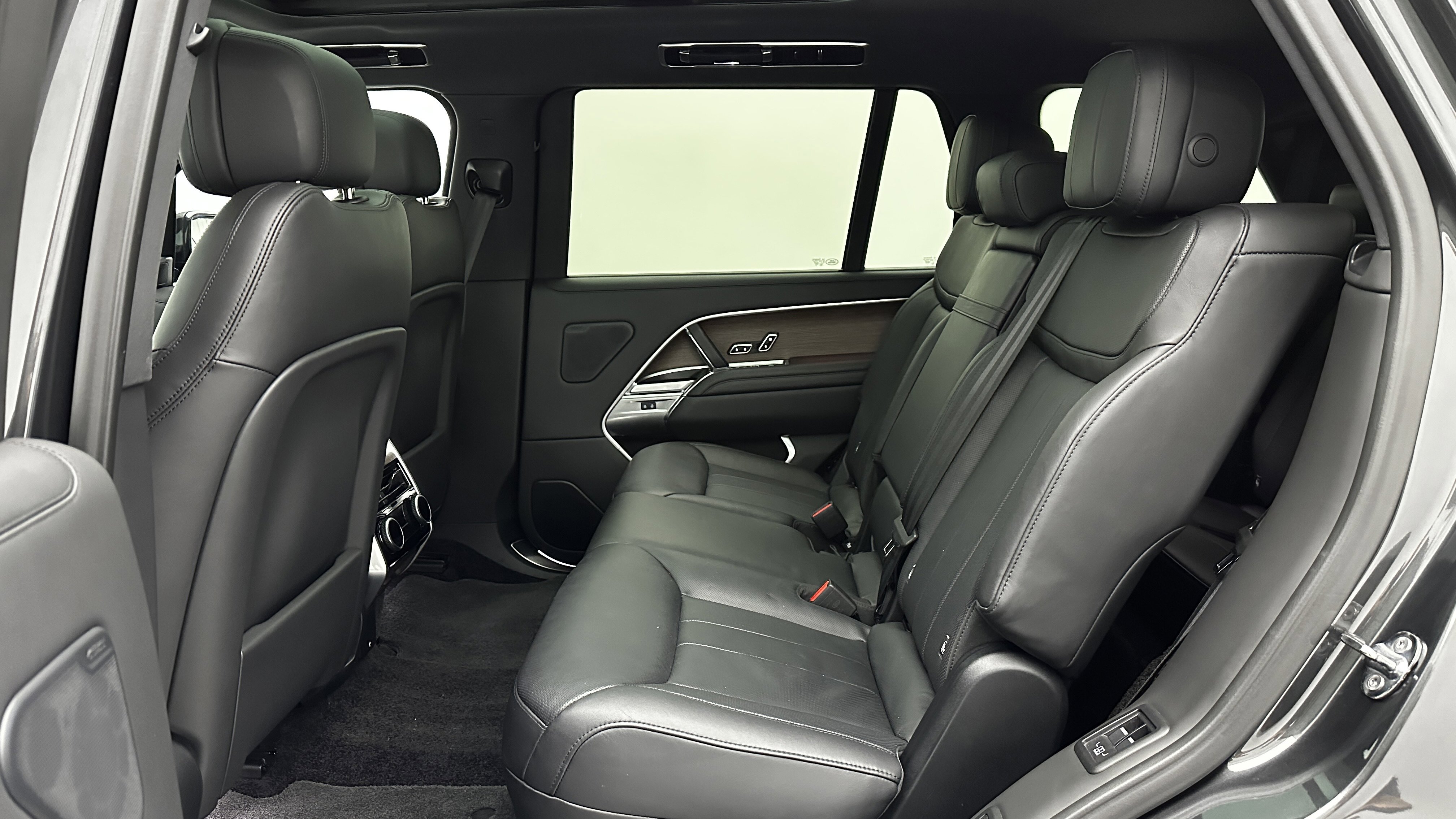 Used 2025 Land Rover Range Rover Long Wheelbase SE image 29