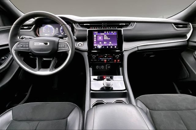 Used 2025 Jeep Grand Cherokee Altitude RWD image 7