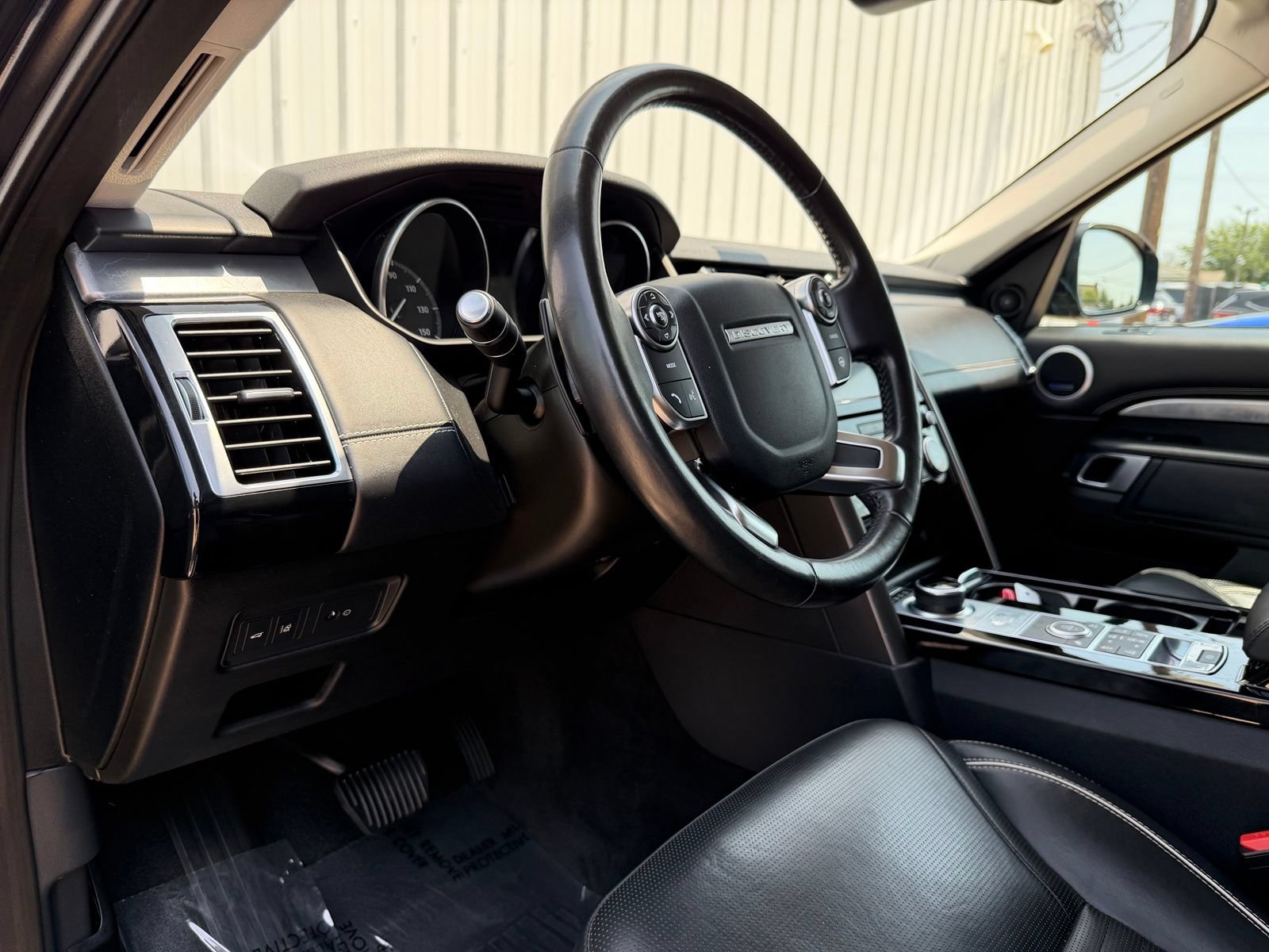 Used 2017 Land Rover Discovery First Edition AWD/4WD image 17