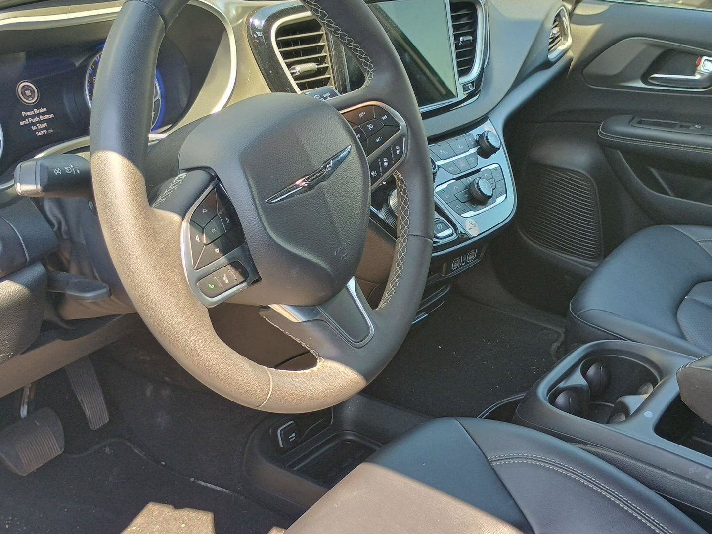 Used 2025 Chrysler Pacifica Select FWD image 4