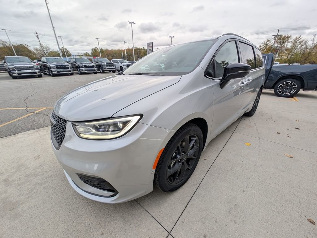 New 2026 Chrysler Pacifica Limited w/ S Appearance Package image 9