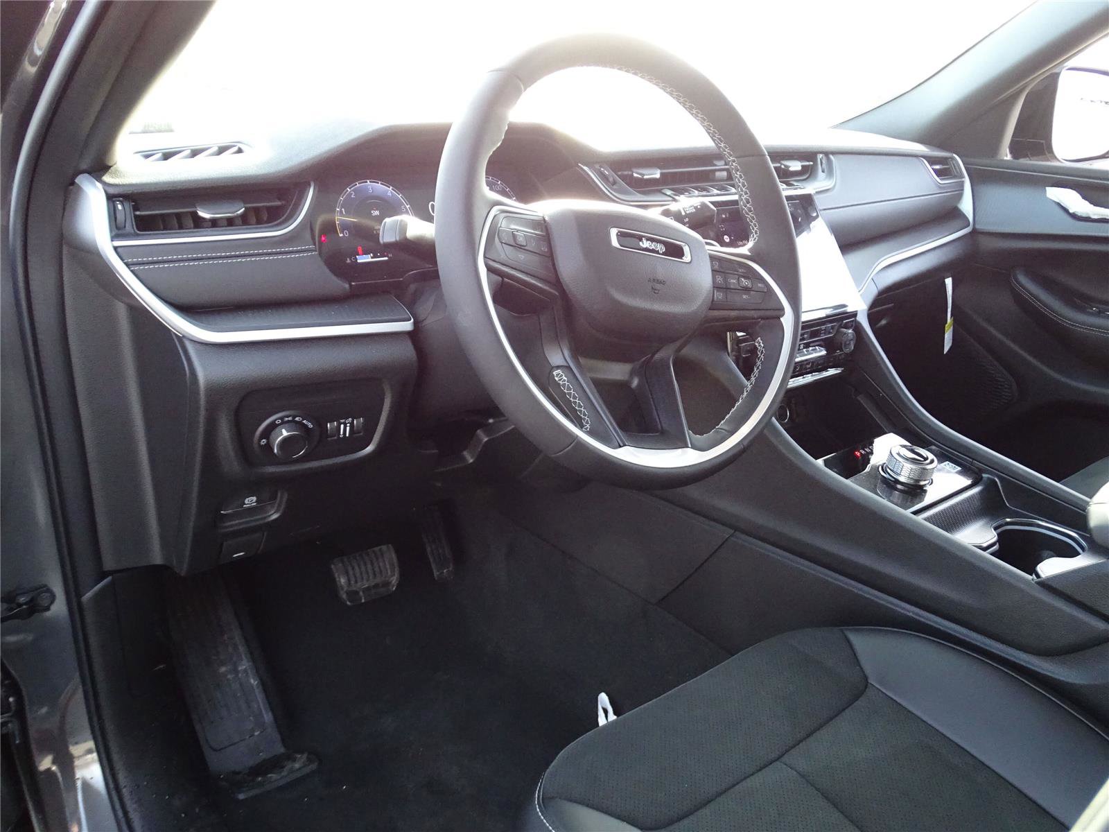 Used 2025 Jeep Grand Cherokee L Altitude image 21