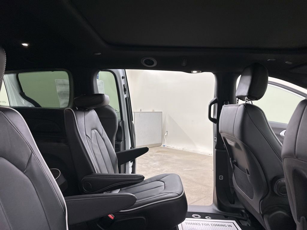 New 2026 Chrysler Pacifica Limited image 21