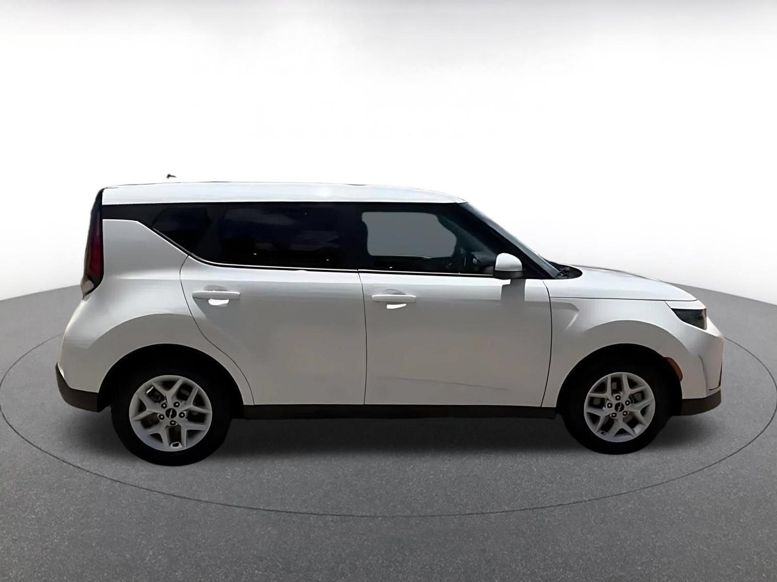 Used 2025 Kia Soul LX w/ LX Technology Package FWD image 15