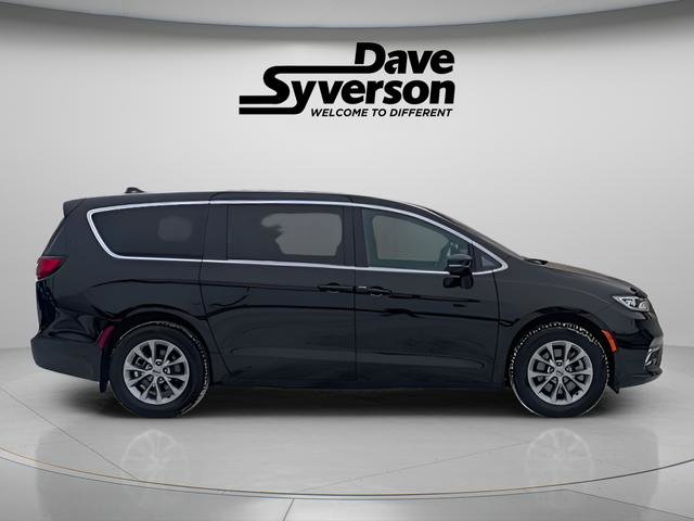 Used 2025 Chrysler Pacifica Select image 6