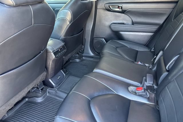 Used 2023 Toyota Highlander XLE FWD image 14