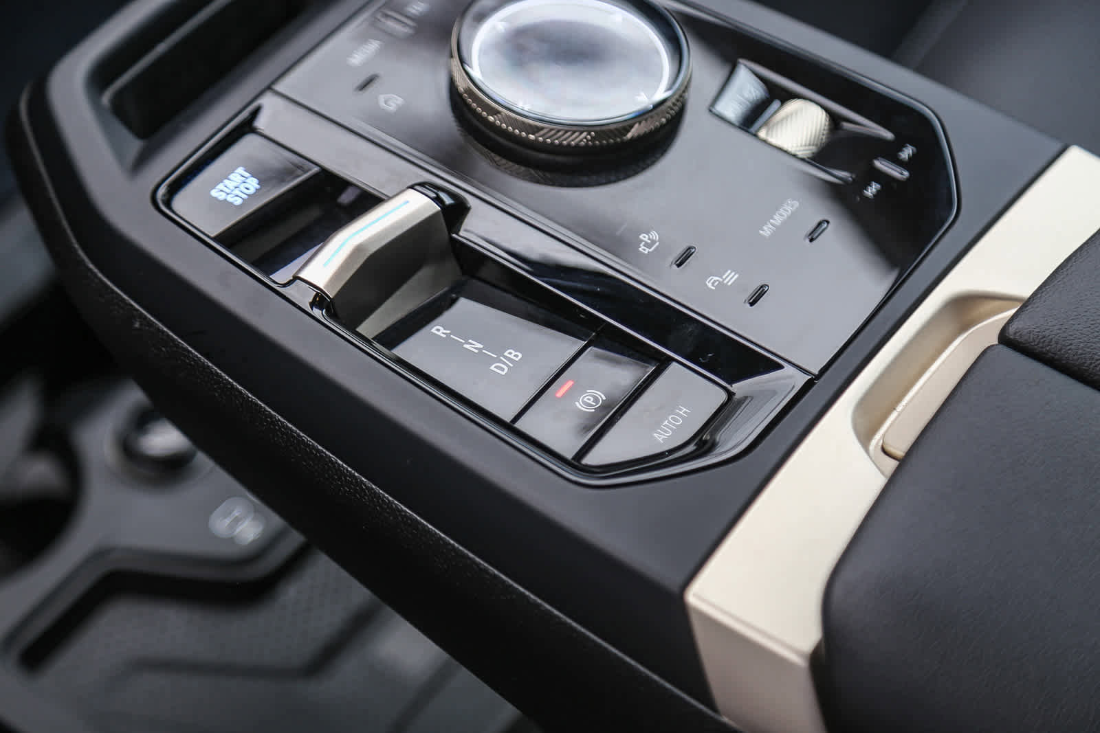 Used 2025 BMW iX xDrive50 w/ Premium Package image 16