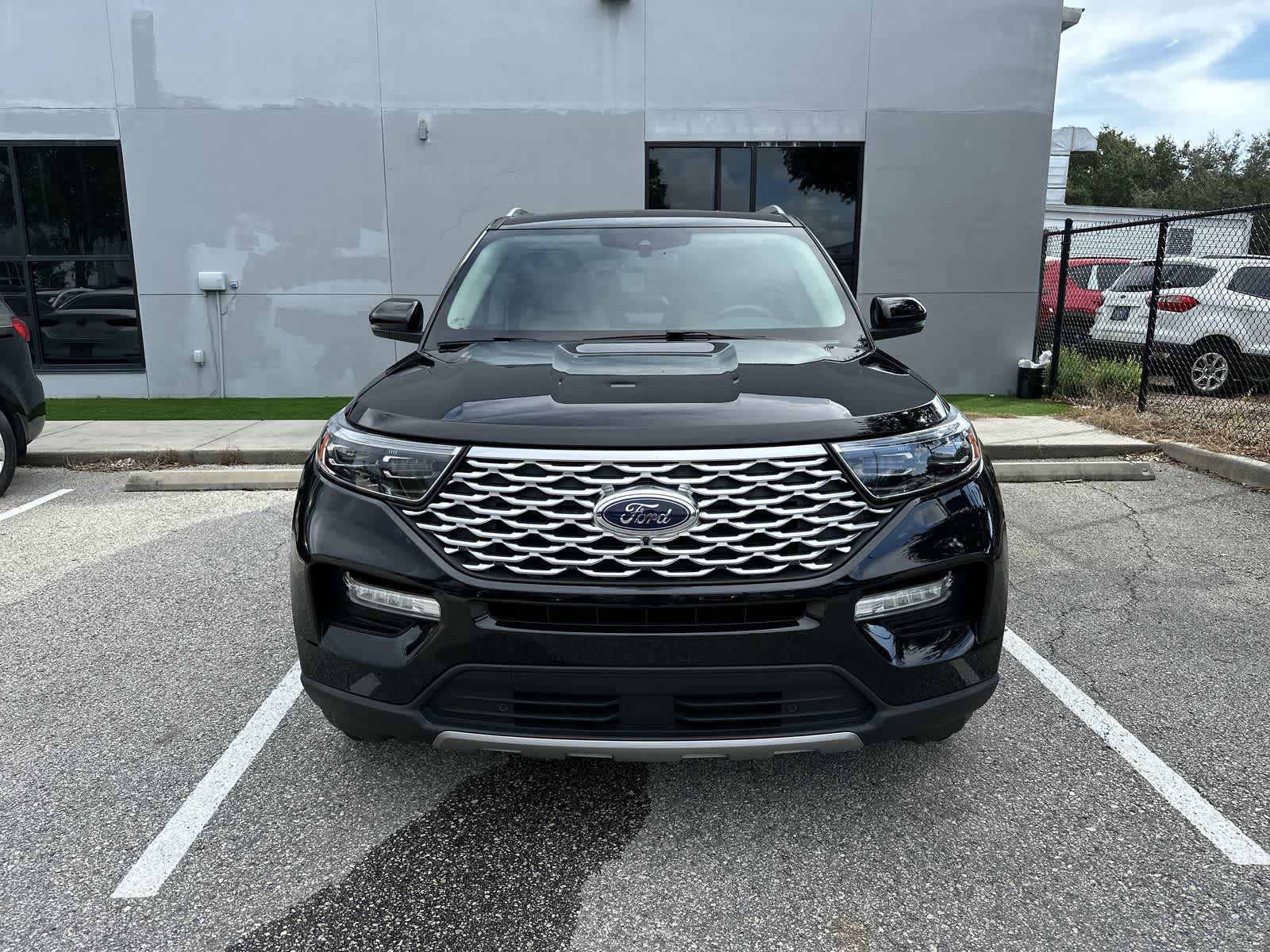 Used 2023 Ford Explorer Platinum w/ Technology Package AWD/4WD image 12