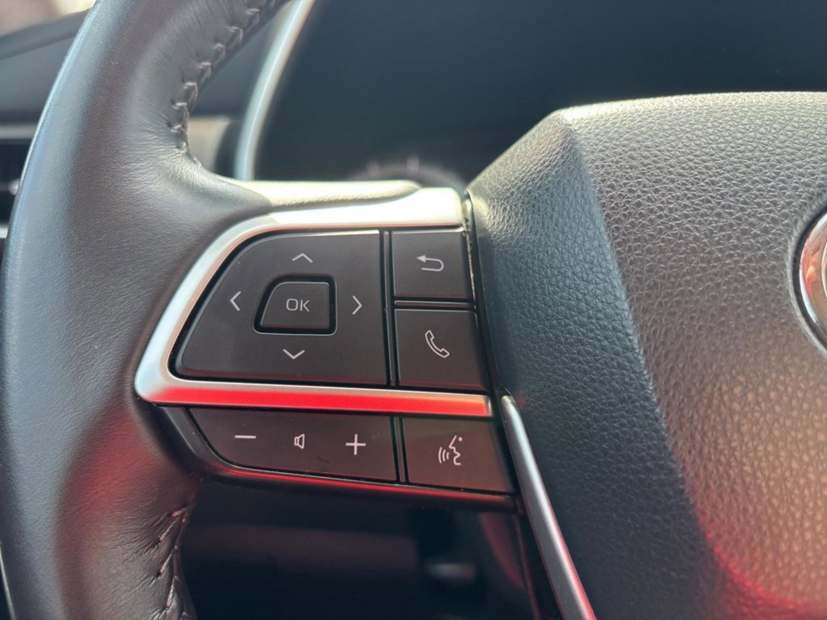 Certified 2024 Toyota Highlander XLE image 13