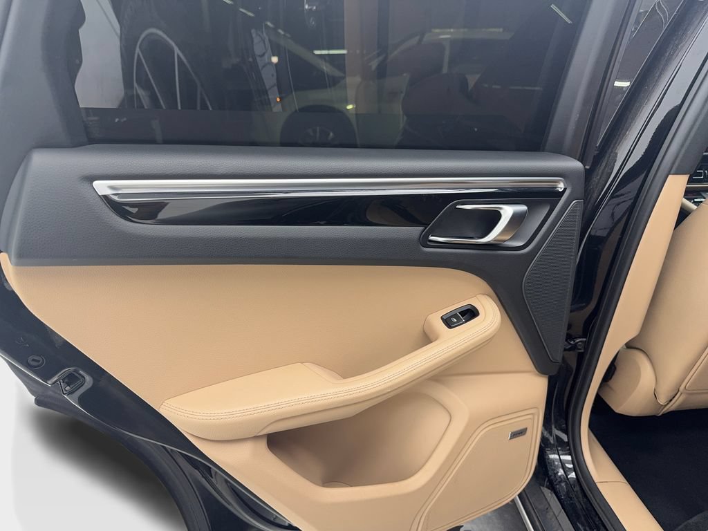 Used 2022 Porsche Macan AWD/4WD image 26