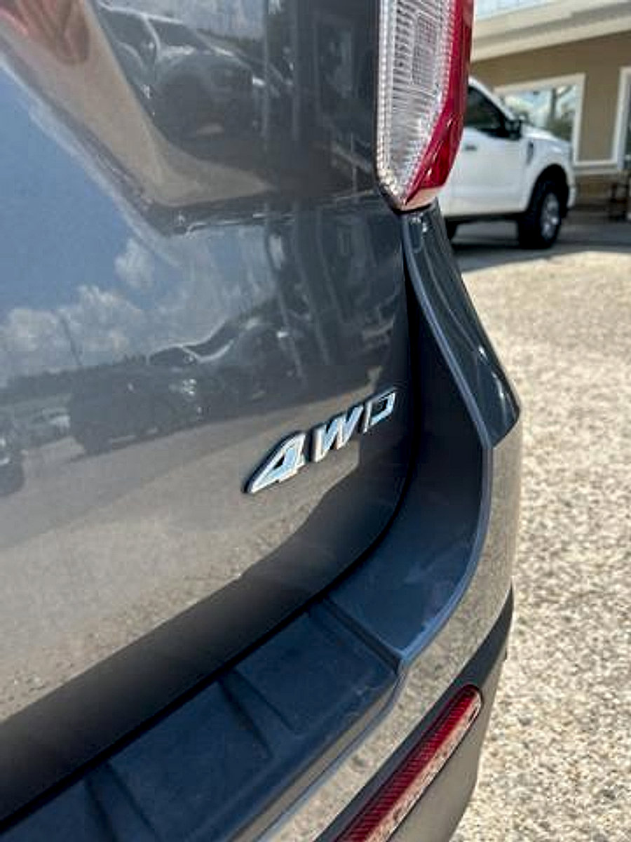 Used 2023 Ford Explorer XLT w/ Equipment Group 202A image 9