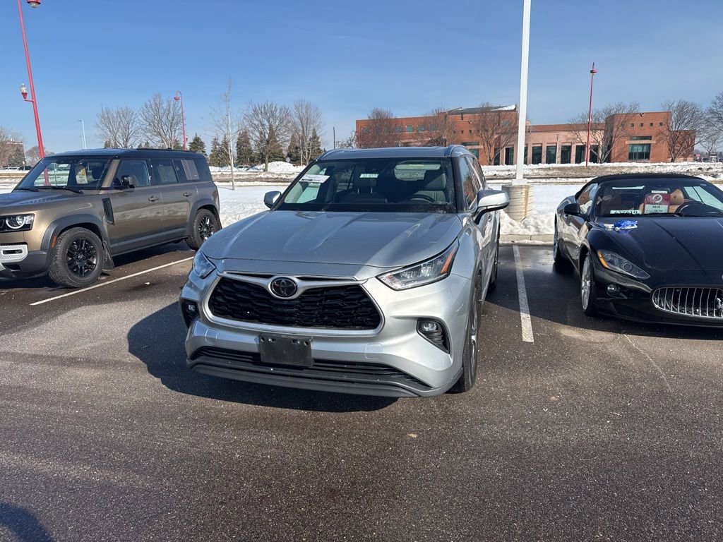 Used 2020 Toyota Highlander XLE image 27