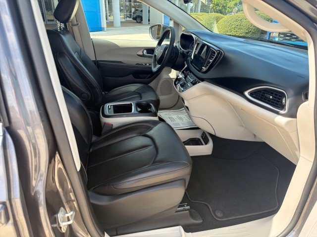 Used 2023 Chrysler Pacifica Touring-L FWD image 16