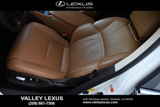 Used 2019 Lexus LS 500 w/ Accessory Package (Z2) RWD image 17