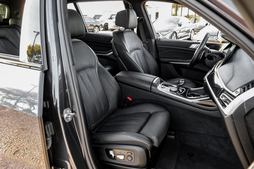 Used 2021 BMW X7 M50i w/ Dynamic Handling Package AWD/4WD image 38