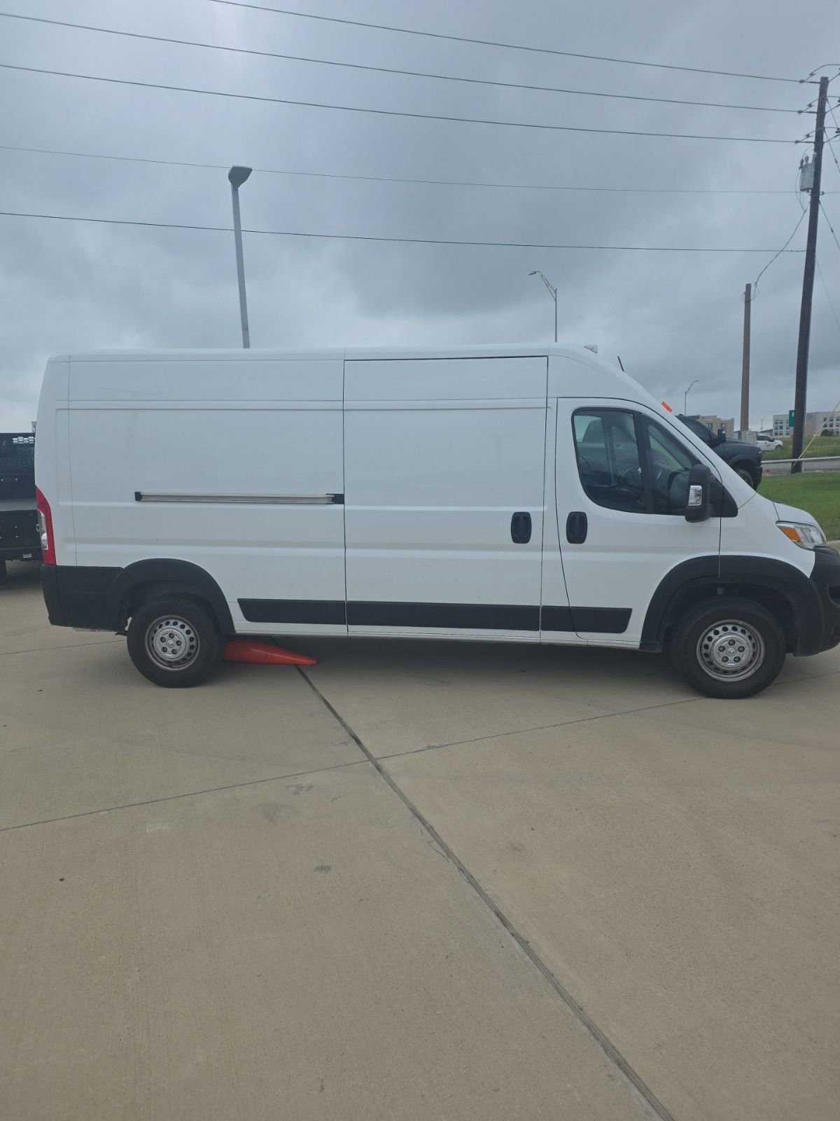 Used 2025 RAM ProMaster 2500 w/ Convenience Group FWD image 3