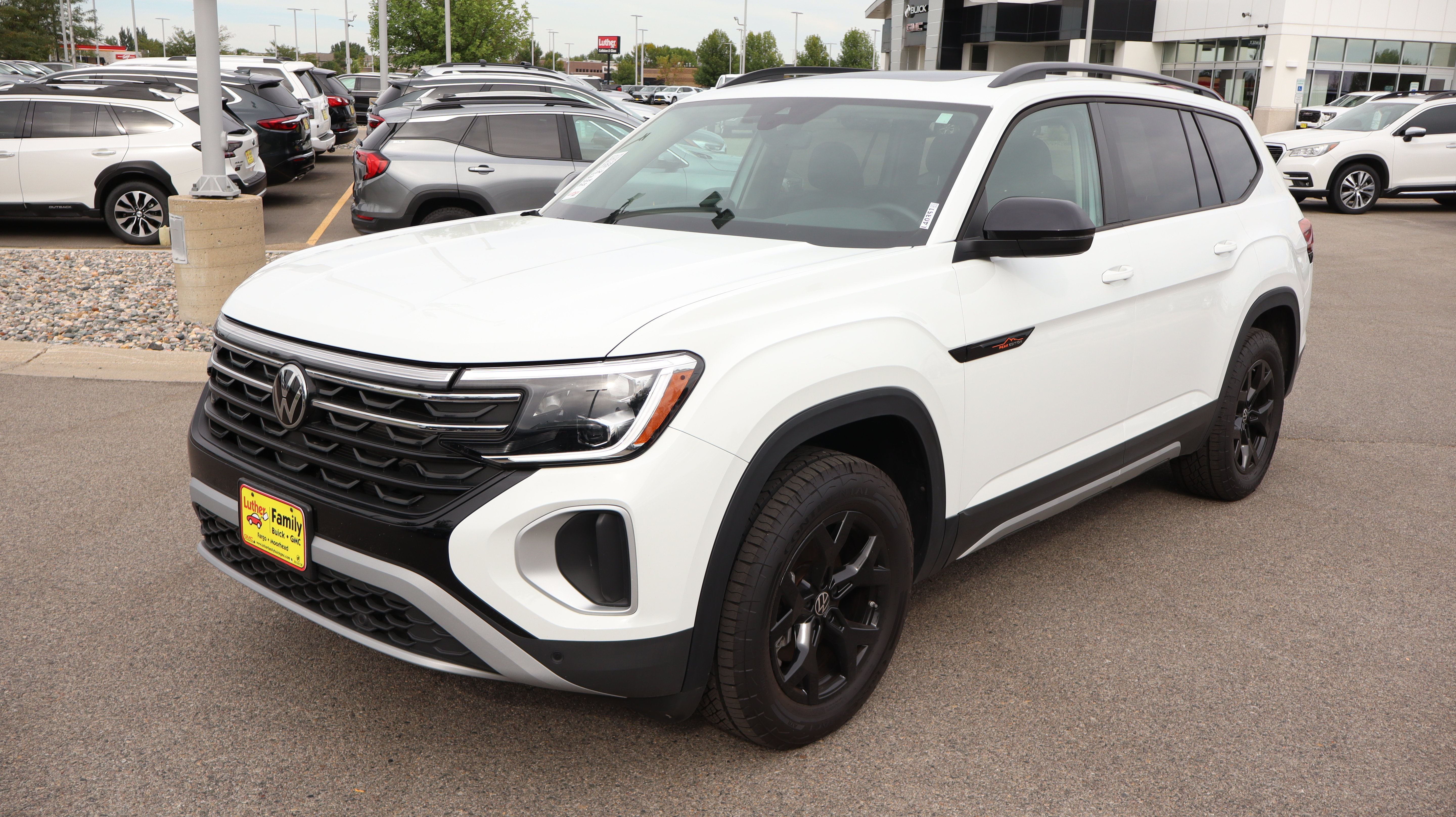 Used 2025 Volkswagen Atlas Peak Edition SE AWD/4WD image 3