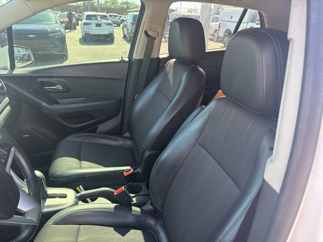 Used 2016 Chevrolet Trax LT w/ LT Sun and Sound Package FWD image 12