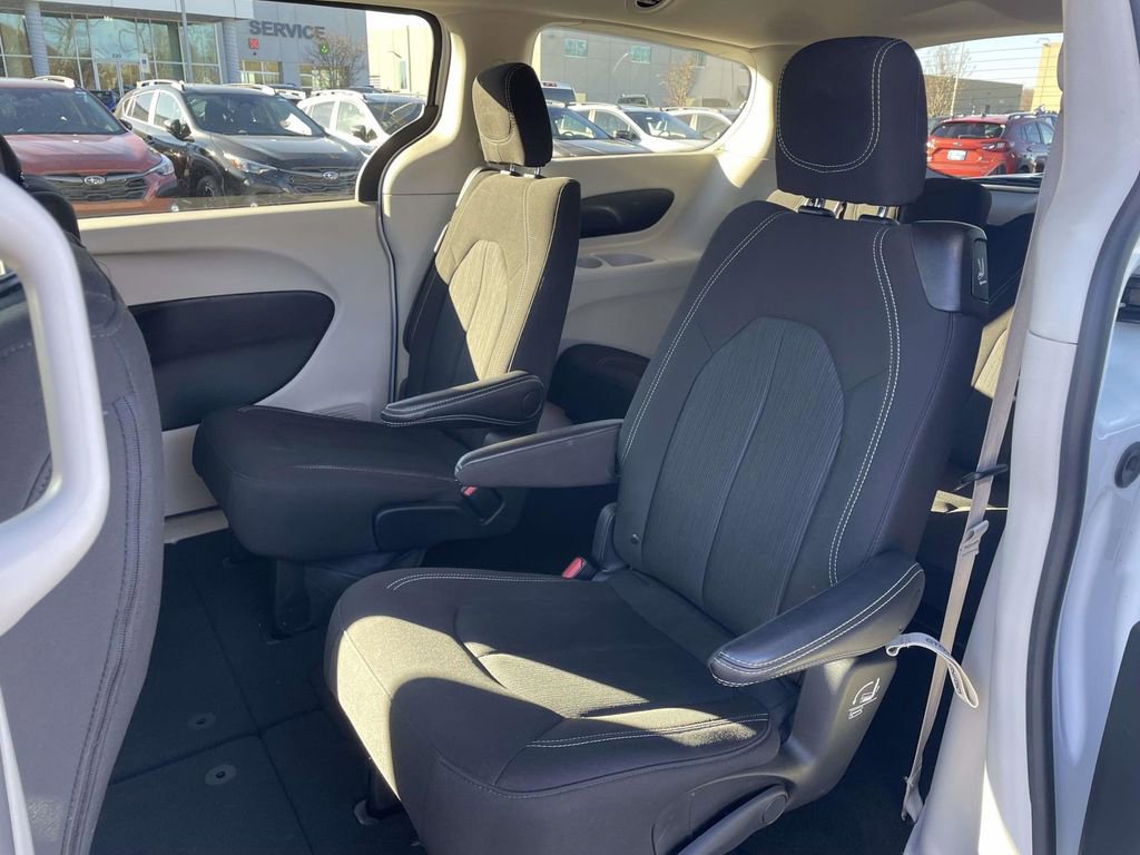 Used 2024 Chrysler Voyager LX image 3