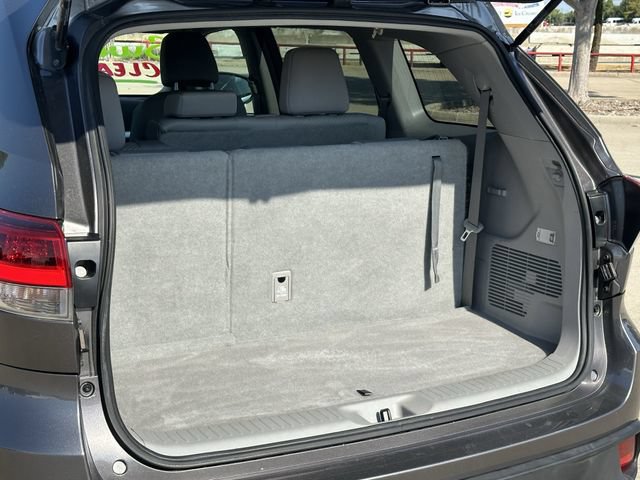 Used 2017 Toyota Highlander LE FWD image 28
