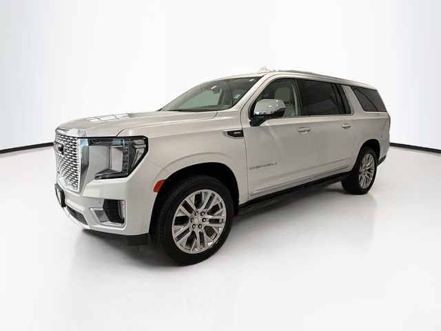 Used 2021 GMC Yukon XL Denali w/ Denali Ultimate Package AWD/4WD image 3