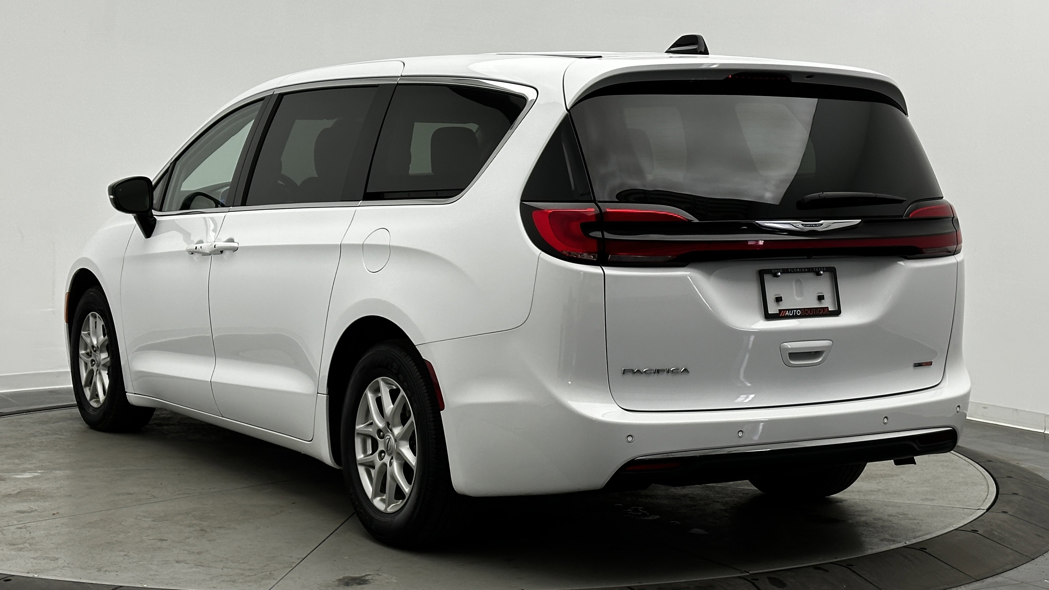 Used 2024 Chrysler Pacifica Touring-L image 4