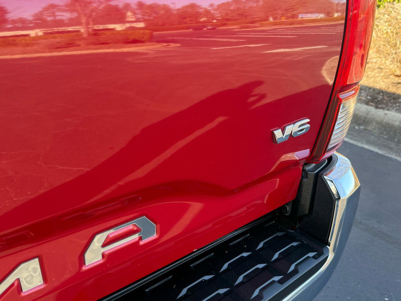 Used 2018 Toyota Tacoma SR5 AWD/4WD image 5