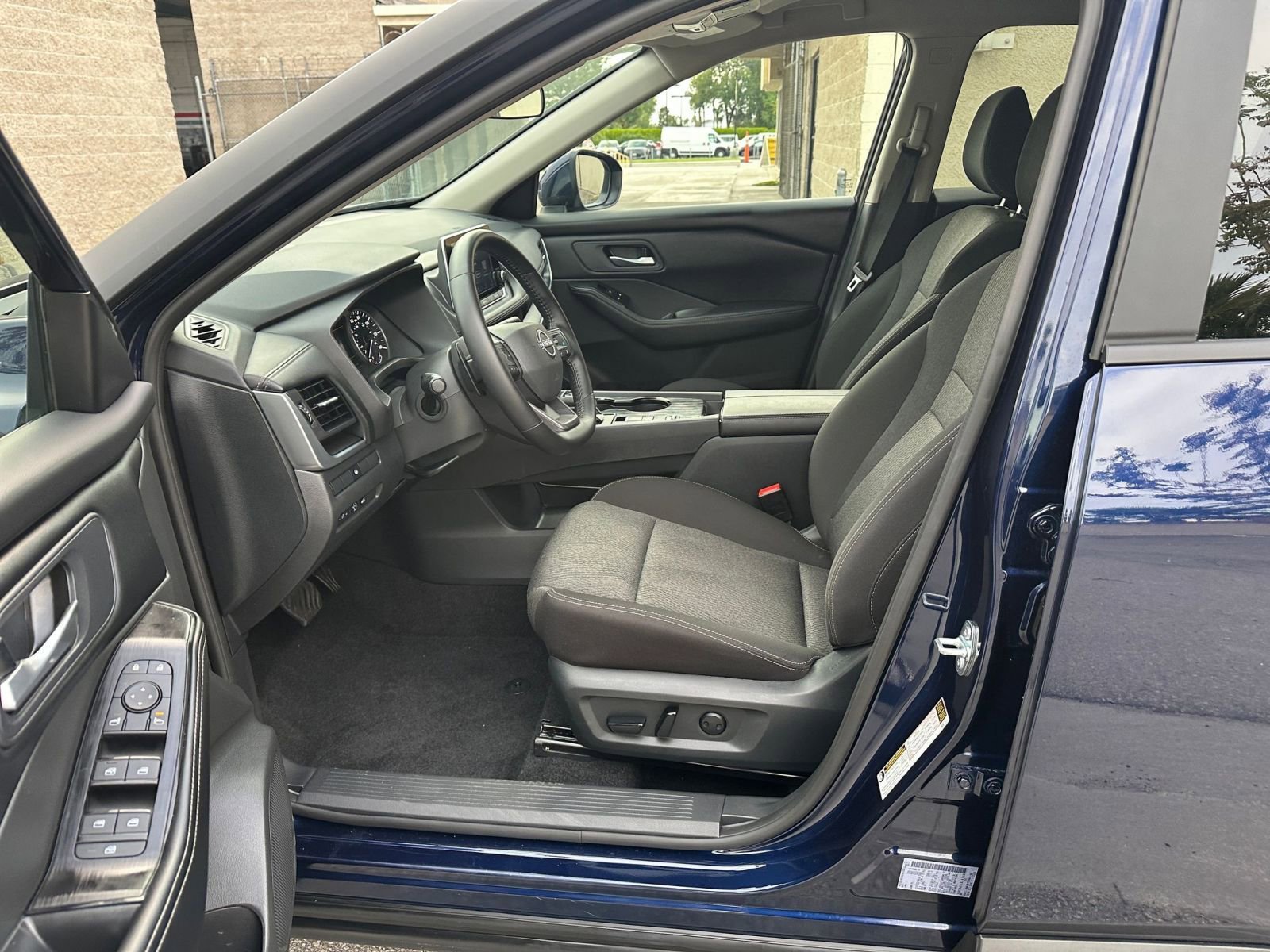 Used 2025 Nissan Rogue SV image 27