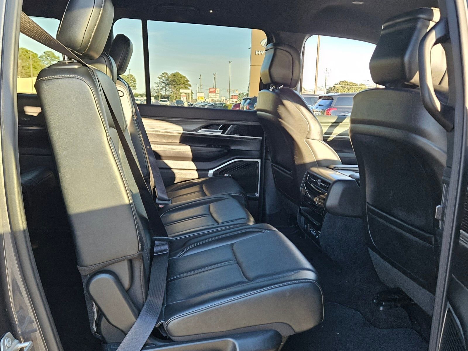 Used 2024 Jeep Wagoneer L Series II w/ Flexible Seating Group image 15