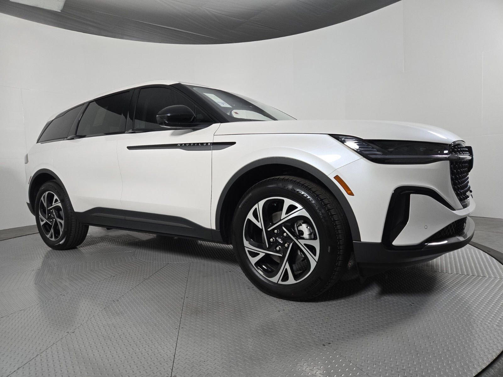 New 2026 Lincoln Nautilus Premier w/ Jet Appearance Package AWD/4WD image 2